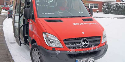 Bürgerbus an der Haltestelle im Schnee