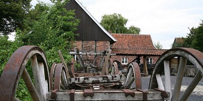 Kutschenbock vor dem Hof der alten Stellmacherei in Hoetmar