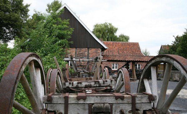 Kutschenbock vor dem Hof der alten Stellmacherei in Hoetmar